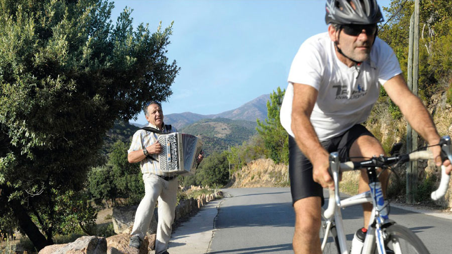 Un petit vélo dans la Corse © Pierre Gayte