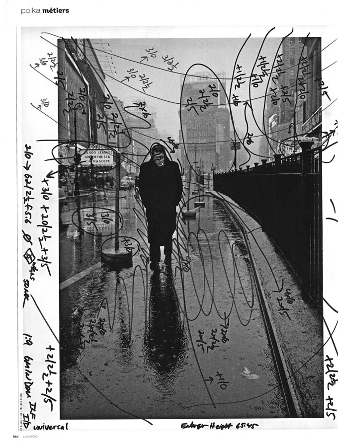 James Dean sous la pluie sur Times Square, par Denis Stock, en 1955. Epreuve annotée par Pablo Inirio, le grand tireur de Magnum à New York.