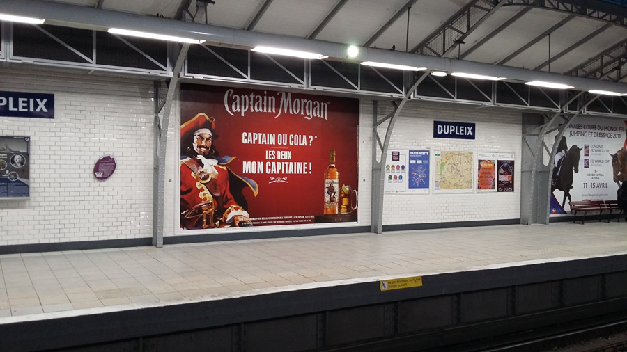 Affichage Captain Morgan dans le métro parisien