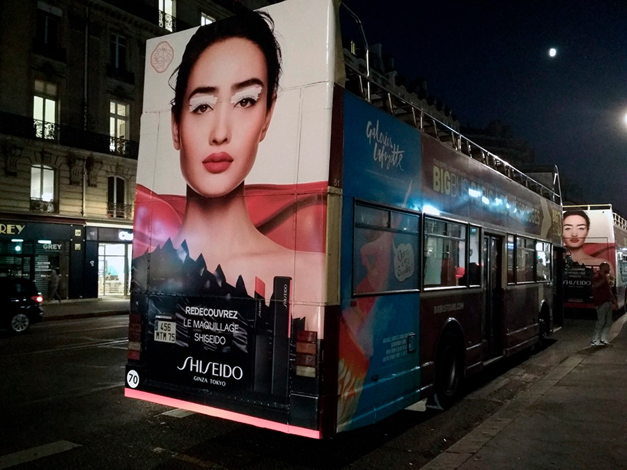 Habillage Shiseido des bus parisiens