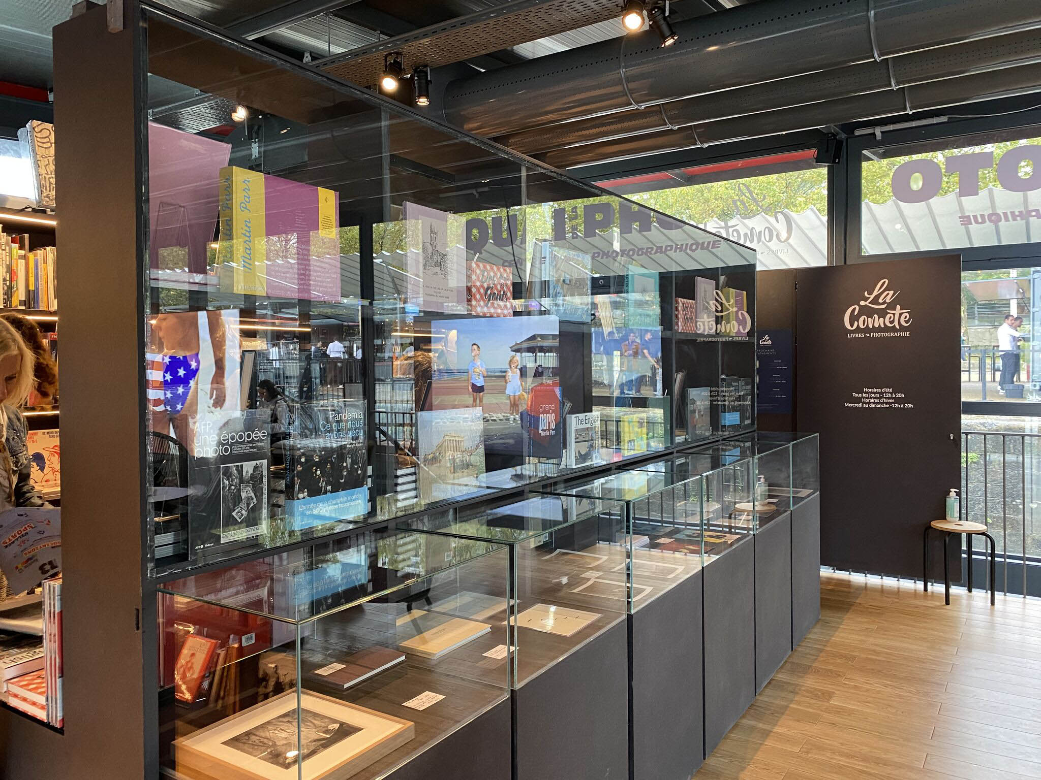 Picto Librairie La Comète La Comète, dédiée à la photographie, à Paris — free download