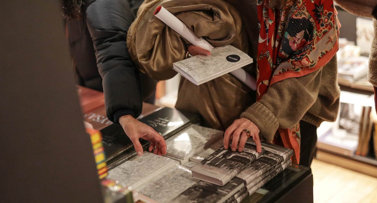 Picto Librairie La Comète La Comète, dédiée à la photographie, à Paris — free download